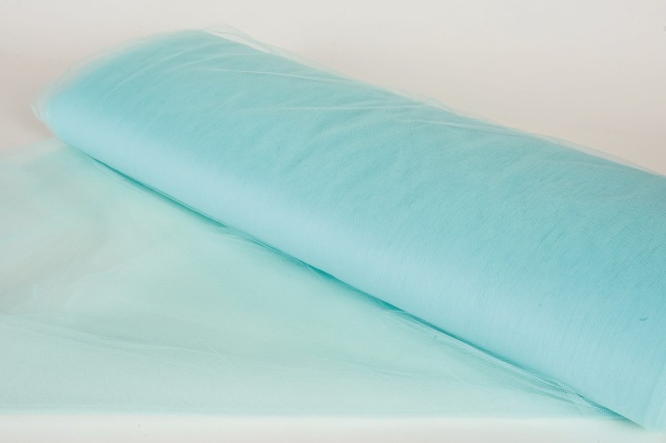Zwinięta w rolkę tkanina tiulowa w jasnym, turkusowo-niebieskim odcieniu na białym tle