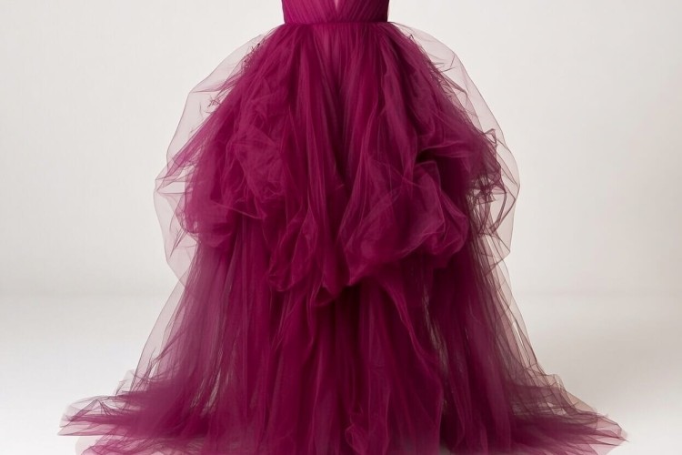 Bordowa suknia balowa haute couture z tiulu o szerokości 280 cm, duża objętość spódnicy.